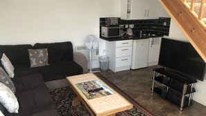 Leilighet – deluxe | Oppholdsområde | Flatskjerm-TV