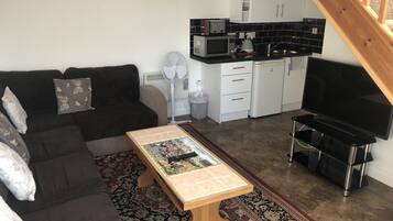 Deluxe Apartment | Living area | Flat-screen TV