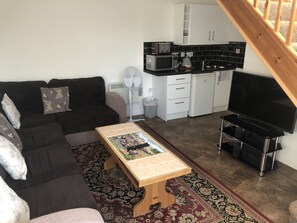 Apartamento Deluxe | Zona de estar | Una televisión de pantalla plana