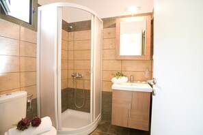 Estudio | Baño | Regadera, amenidades de baño gratuitas, secadora de cabello, toallas 