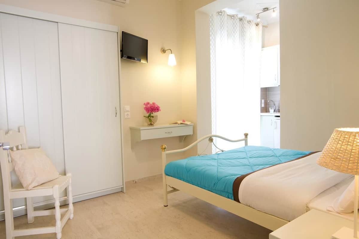 Studio | Cribs (free), WiFi (free), bed sheets