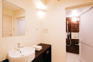 Badewanne und Dusche (separat), kostenlose Toilettenartikel