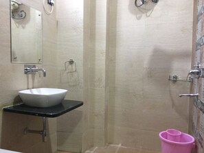 Chambre Deluxe | Salle de bain | Douche, douche cascade, articles de toilette (gratuits)