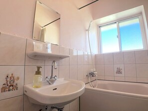 Bañera con ducha, artículos de tocador gratuitos, secador de pelo, batas