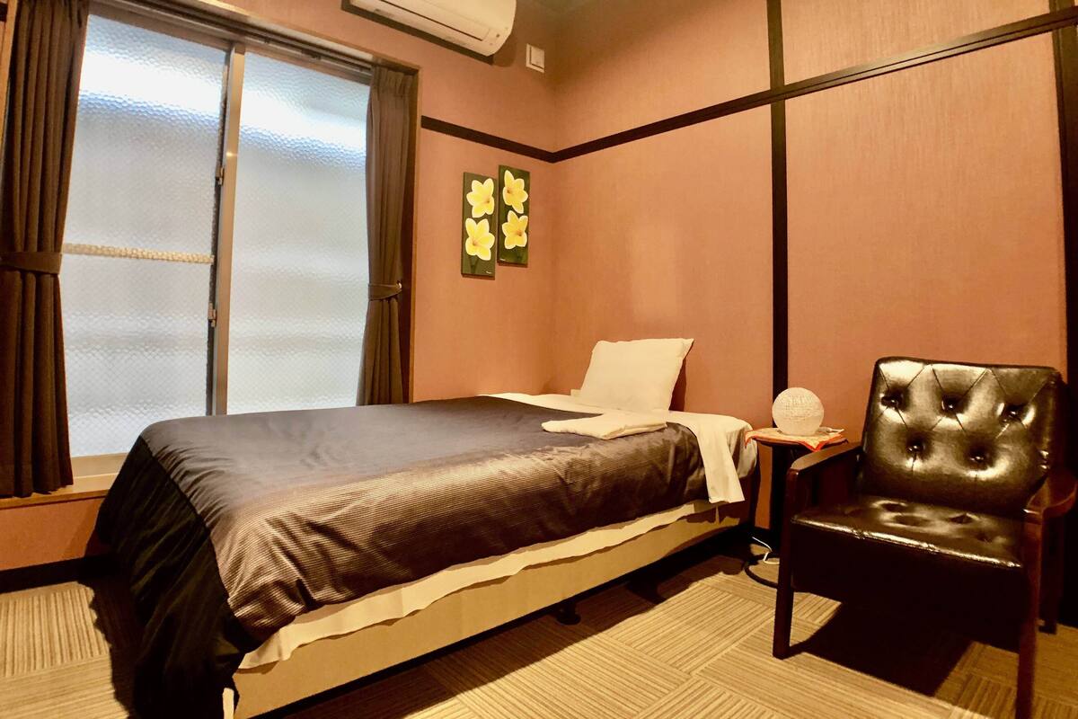 Habitación económica doble, no fumadores (Must Check-in Between 3 PM and 6 PM) | Escritorio y espacio para trabajar con un portátil