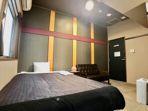 Escritorio y espacio para trabajar con laptop 