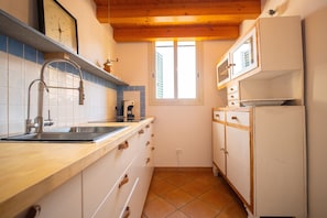 Appartement, 1 chambre | Cuisine privée | Réfrigérateur, four à micro-ondes, surface de cuisson