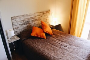 Design-Zweibettzimmer | Kostenloses WLAN, Bettwäsche