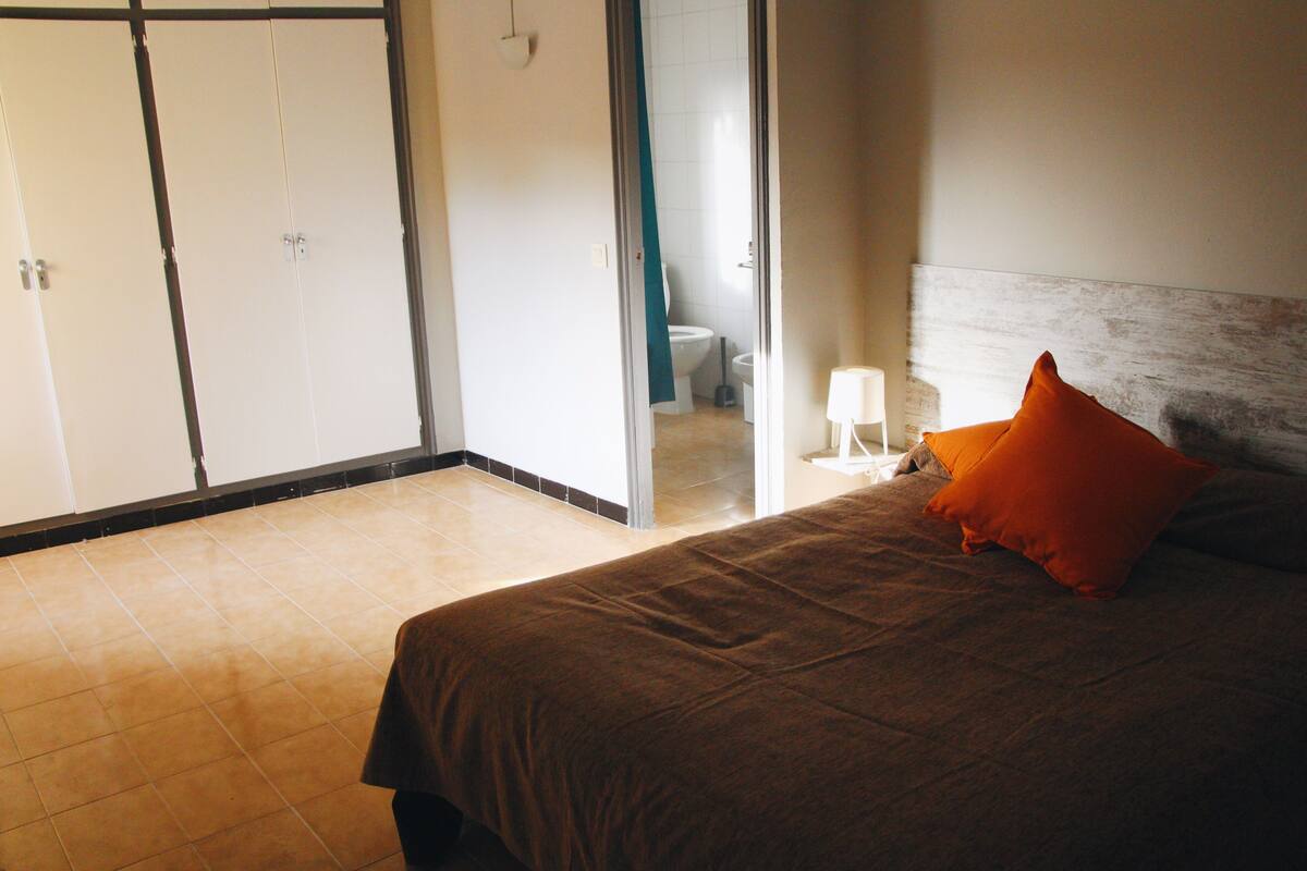 Standard-Doppelzimmer, ohne Fenster | Kostenloses WLAN, Bettwäsche