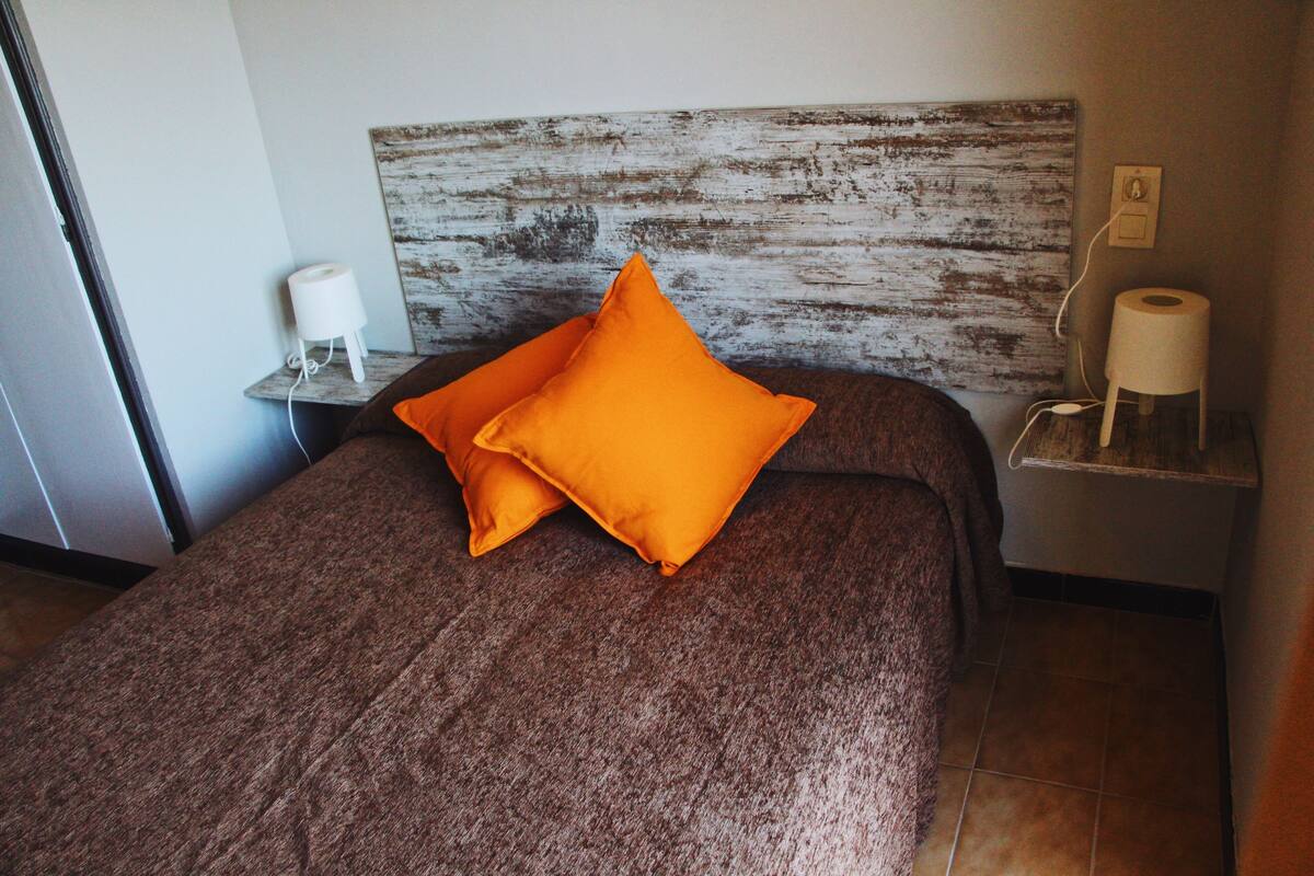 Design-Zweibettzimmer | Kostenloses WLAN, Bettwäsche