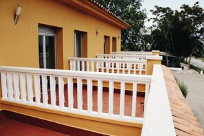 Deluxe-Doppelzimmer, Terrasse, Blick auf den Weinberg | Ausblick vom Zimmer