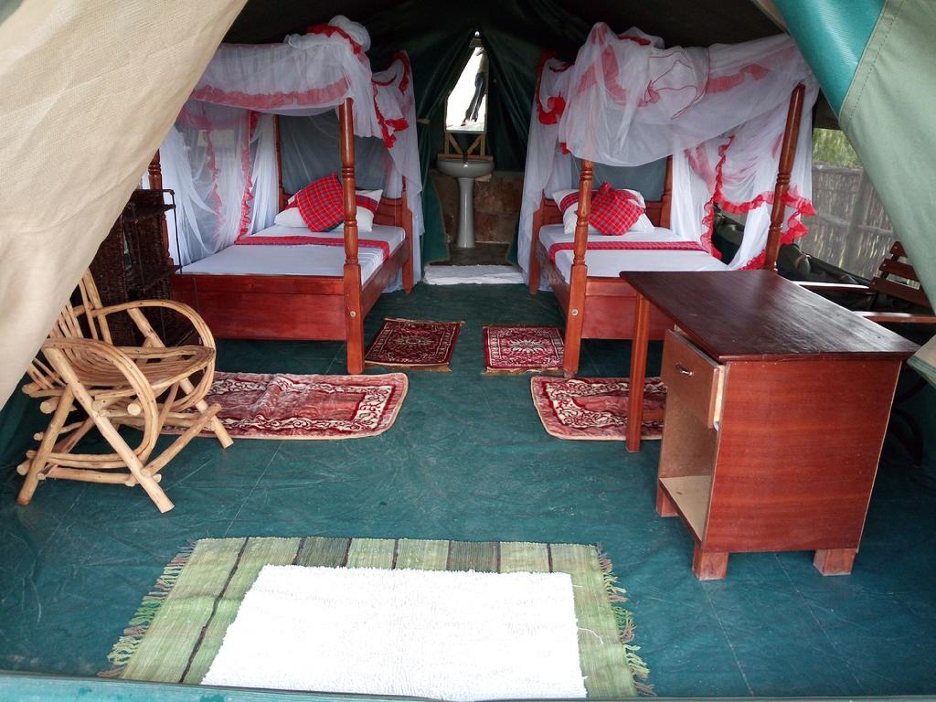 Desk, bed sheets, wheelchair access