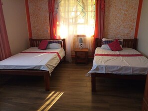 Escritorio, ropa de cama y acceso para silla de ruedas 