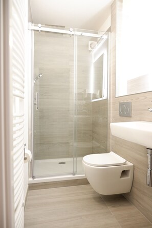 Apartment | Bathroom | Shower, rainfall showerhead, free toiletries, hair dryer - 3-Zimmer Apartment mit 2 Bädern am Marktplatz (Tuebingen)