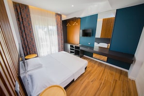 Tweepersoonskamer, balkon | Een kluis op de kamer, individueel gemeubileerd, een bureau, gratis wifi