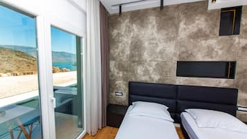 Suite Familiale, 2 chambres, balcon | 2 chambres, coffres-forts dans les chambres, ameublement personnalisé