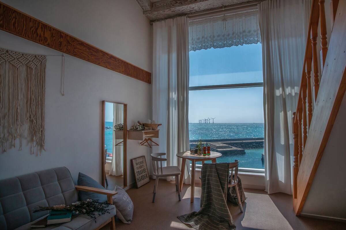 Standard Duplex, 1 Queen Bed, Ocean View (2) | Living area | Flat-screen TV