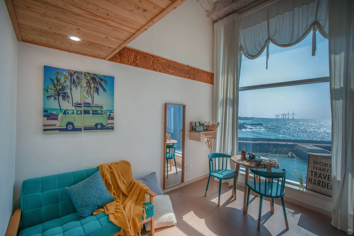 Standaard maisonnette, 1 queensize bed, uitzicht op zee (1) | Woonruimte | Flatscreentelevisie