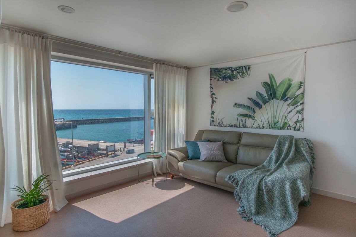 Premium Double Room, 1 Queen Bed, Ocean View (1) | Living area | Flat-screen TV