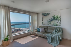 Quarto casal premium, 1 cama Queen, vista para o oceano (1) | Área de estar | TV de tela plana