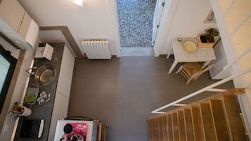 Refrigerador con freezer, microondas, horno, placa de cocina