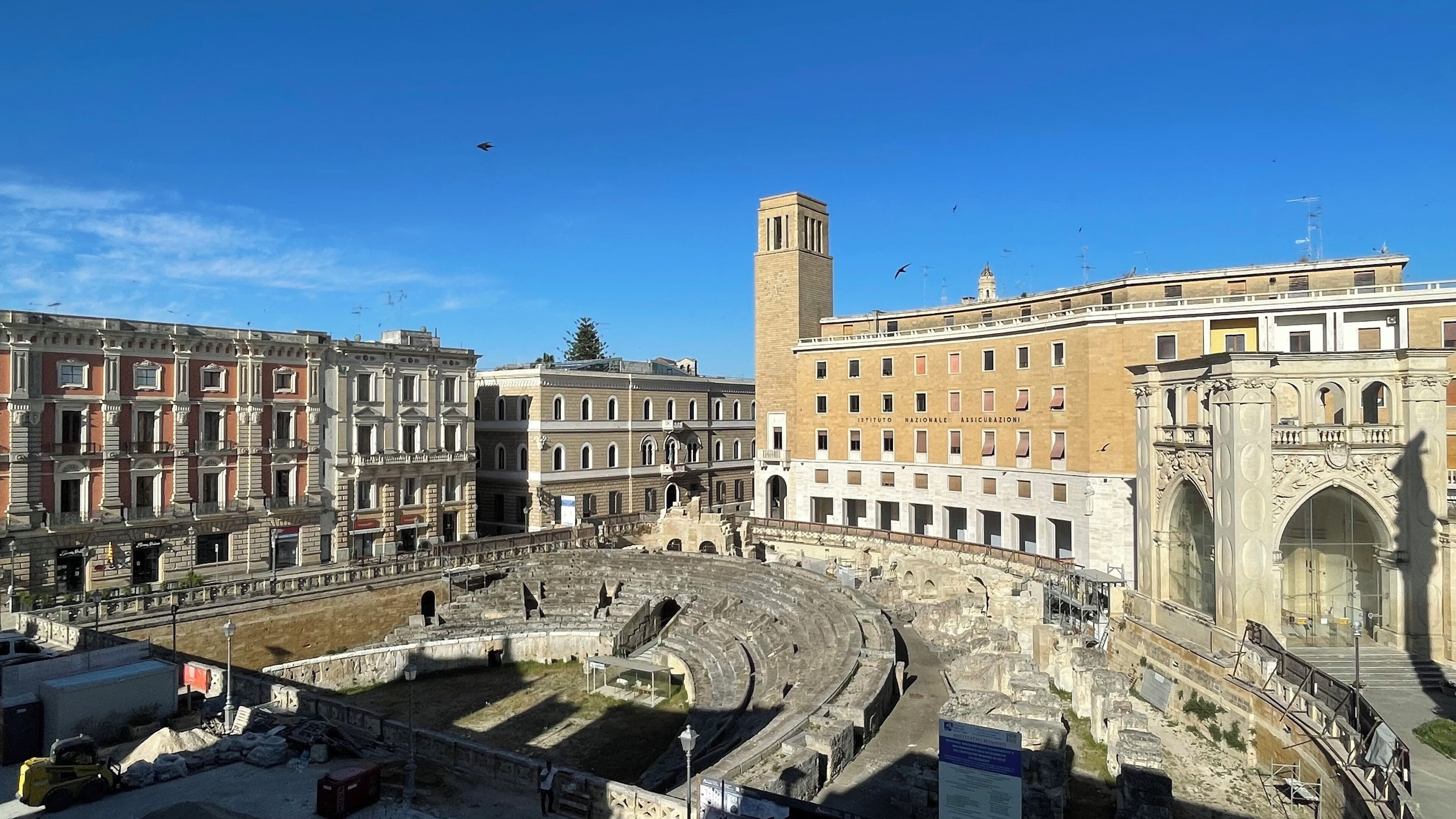 Un antico anfiteatro circondato da edifici storici.