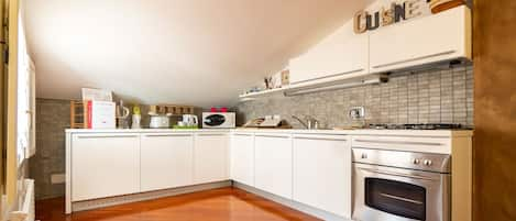 Apartment, 1 Bedroom | Private kitchen | Full-sized fridge, microwave, oven, stovetop