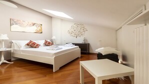 Une chambre à coucher comprenant un lit, des tables de chevet, un bureau et un élément décoratif mural.