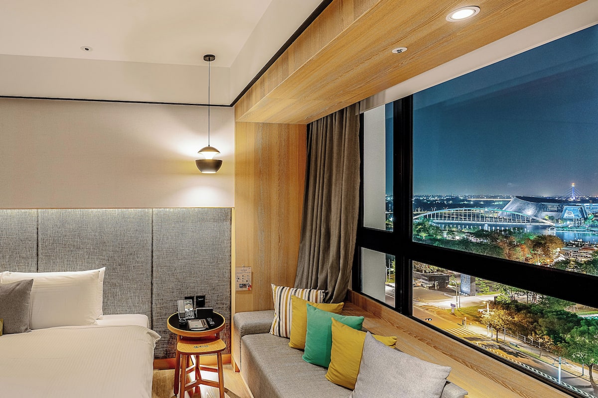 1 bedroom, premium bedding, down duvets, minibar