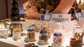 Mesa de buffet en el Hotel Evergreen Palace con diversos alimentos y condimentos.