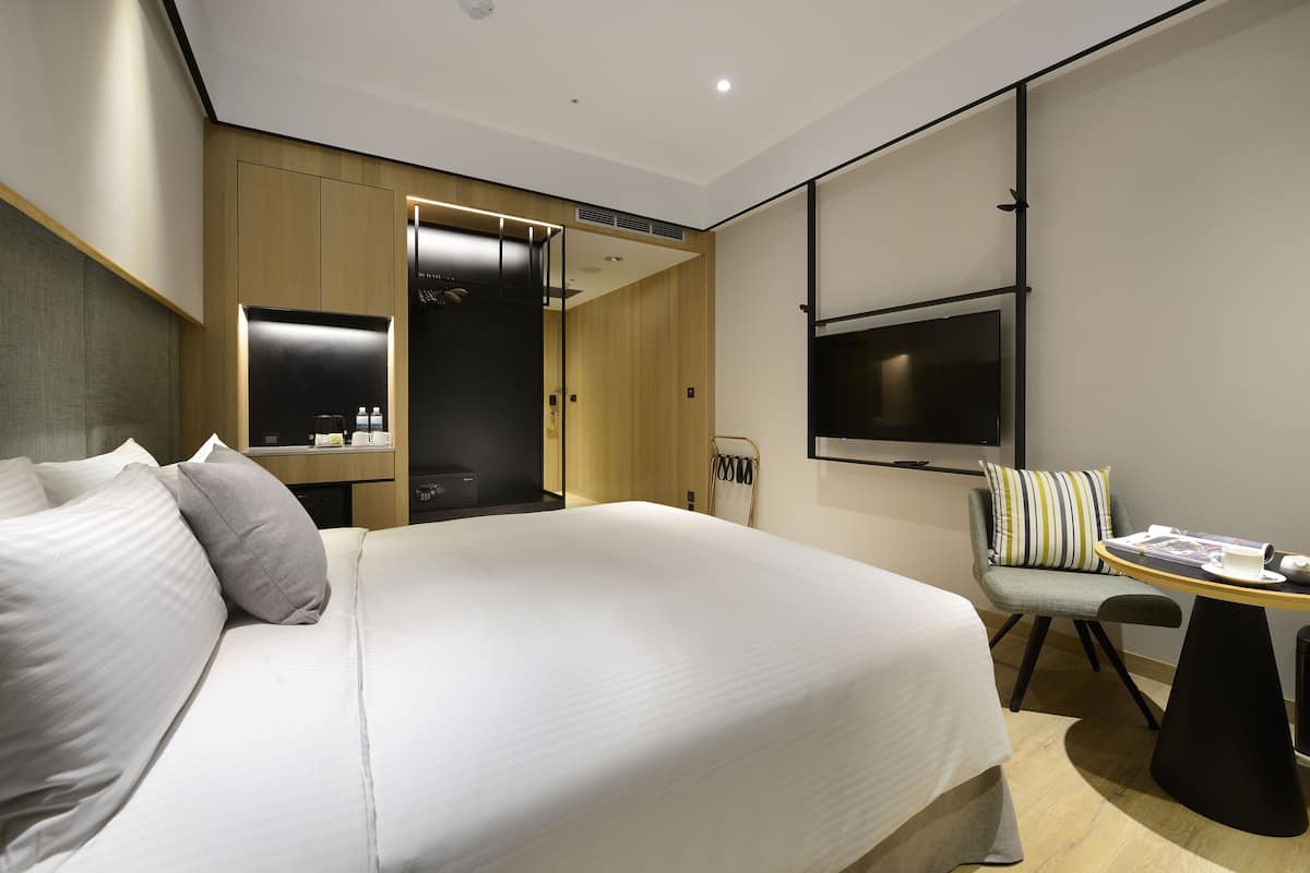 Ropa de cama de alta calidad, edredones de plumas, minibar y caja fuerte