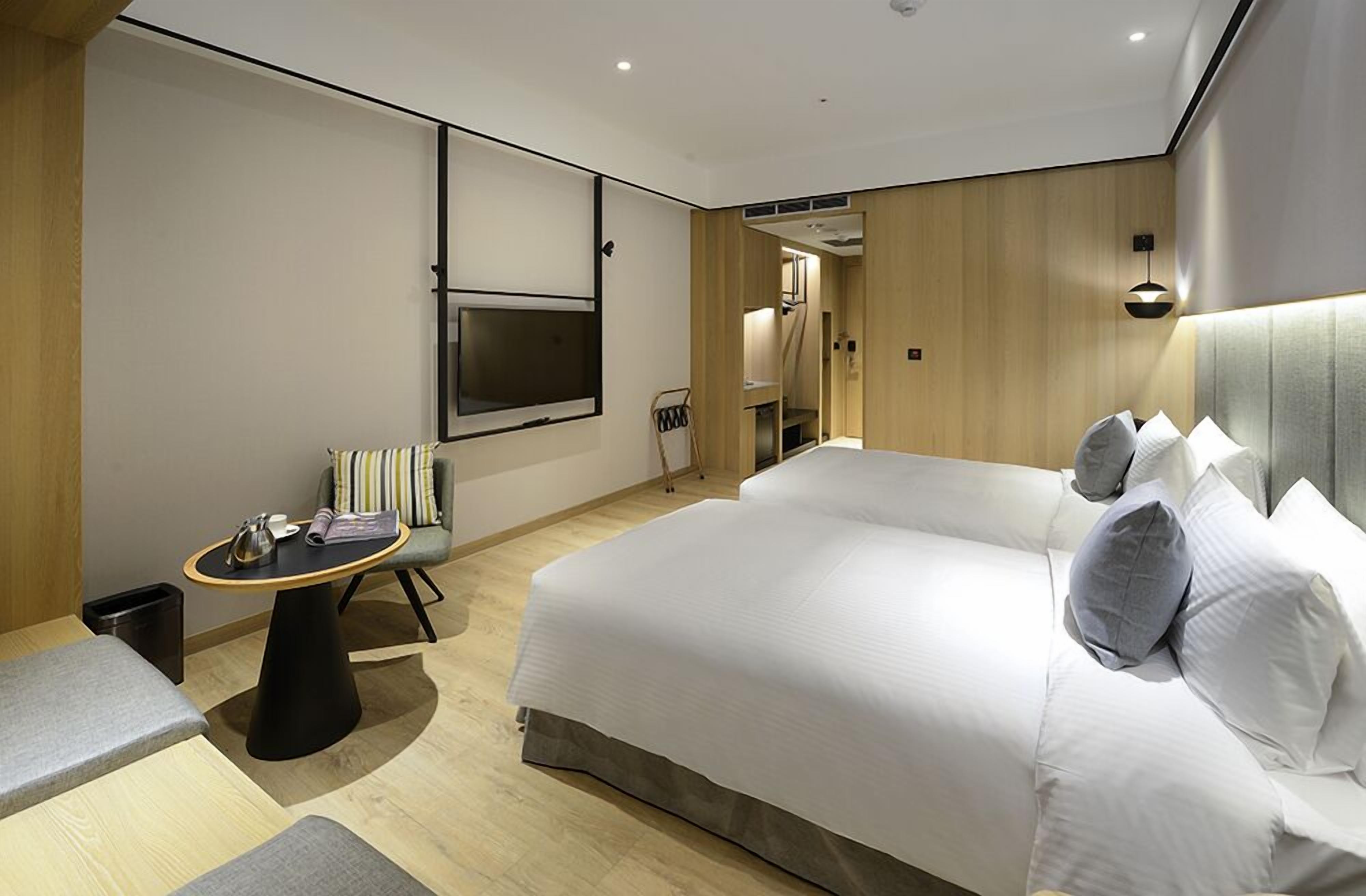 1 bedroom, premium bedding, down duvets, minibar