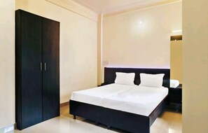 Deluxe Non Ac Room | Hochwertige Bettwaren, schallisolierte Zimmer, Zustellbetten, Bettwäsche