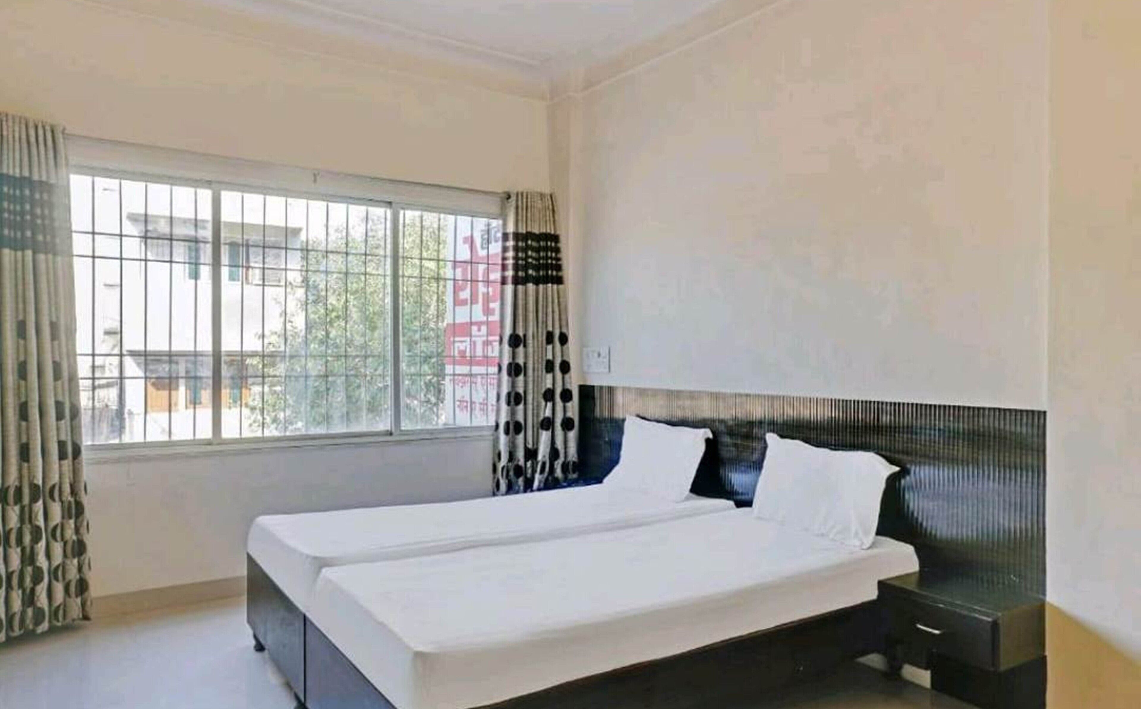 Deluxe Non Ac Room | Premium bedding, soundproofing, rollaway beds, bed sheets