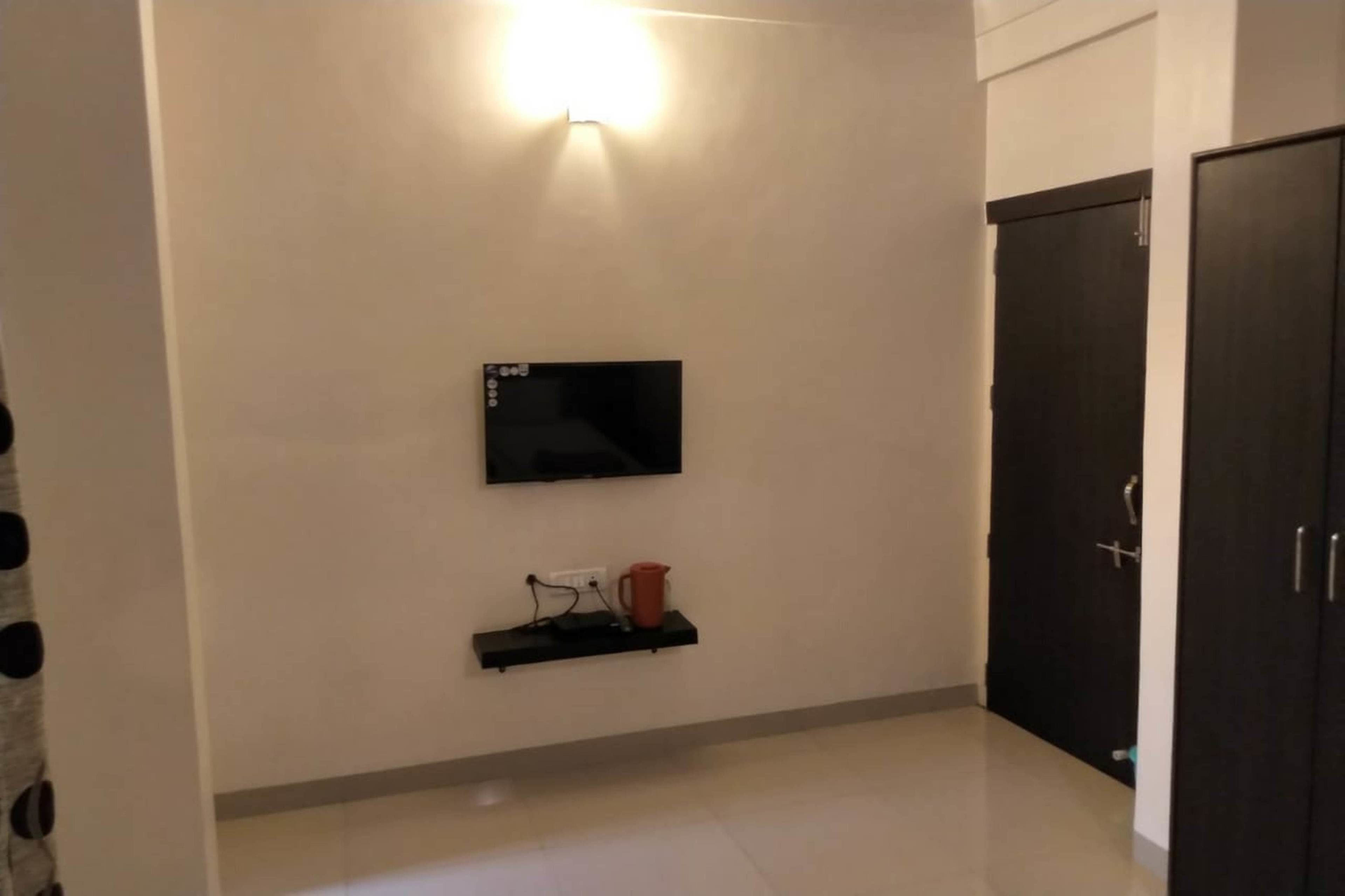 Deluxe Non Ac Room | Premium bedding, soundproofing, rollaway beds, bed sheets