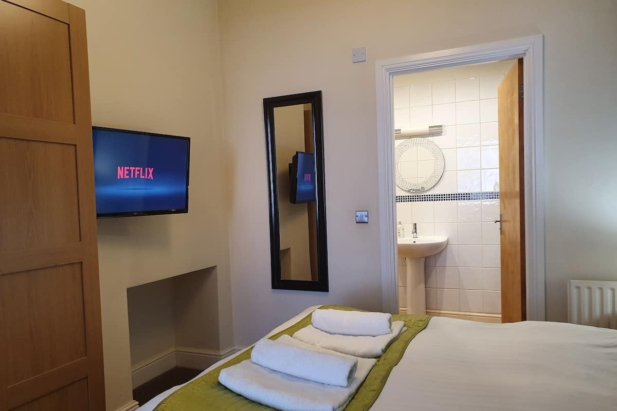 Apartment, 1 Double Bed | 1 bedroom, laptop workspace, iron/ironing board, free WiFi