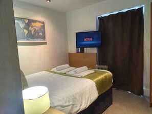Laptop workspace, iron/ironing board, free WiFi, bed sheets - OYO Bath Road Apartments (Swindon)