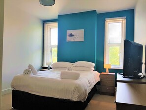 Laptop workspace, iron/ironing board, free WiFi, bed sheets - OYO Bath Road Apartments (Swindon)
