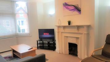 Een 50-inch smart-tv met digitale zenders en een televisie