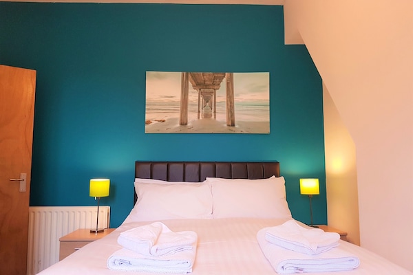 Laptop workspace, iron/ironing board, free WiFi, bed sheets