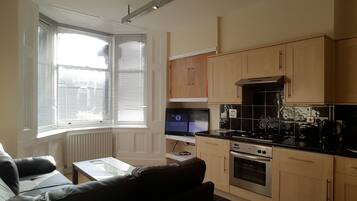 Een 50-inch smart-tv met digitale zenders en een televisie