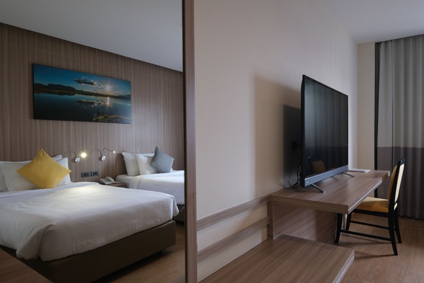 Hochwertige Bettwaren, Minibar, Schreibtisch, VerdunkelungsvorhÀnge