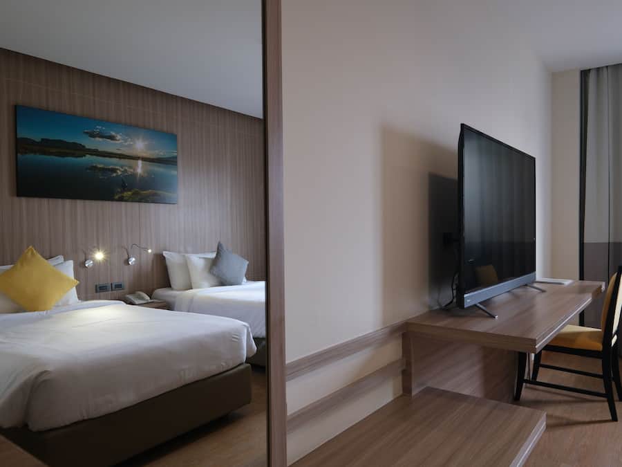 Premium bedding, minibar, desk, blackout drapes