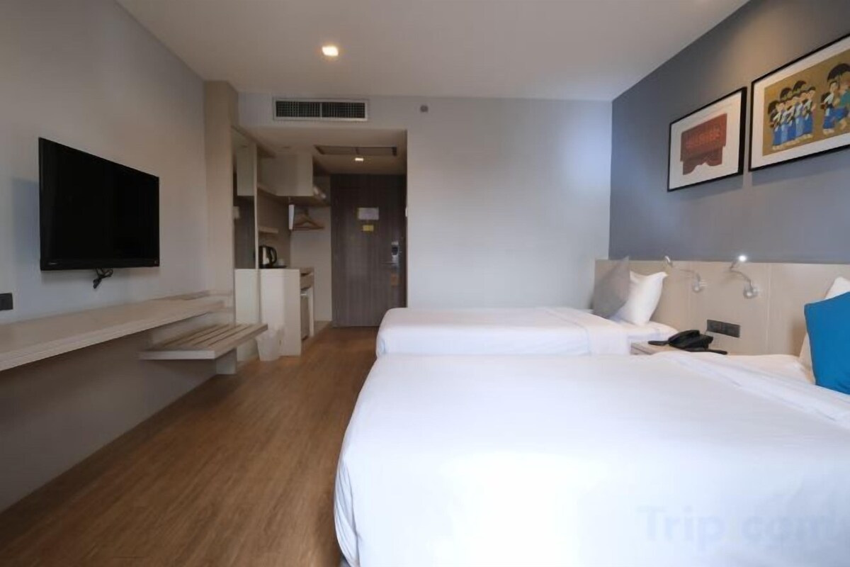 Premium bedding, minibar, desk, blackout drapes