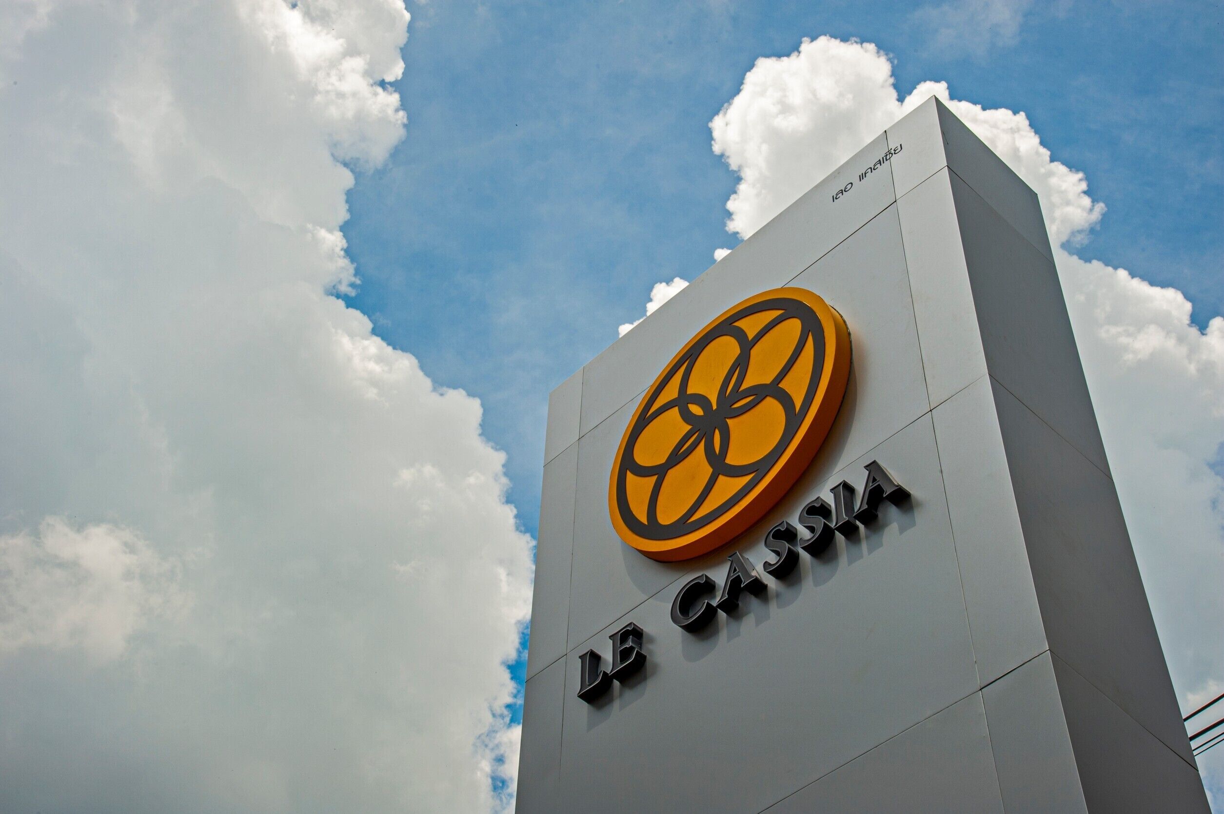 A building with a large sign reading "LE CASSIA".