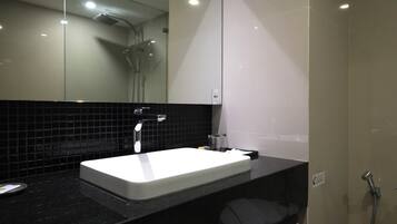 Sturta, regnsturtuhaus, snyrtivörur án endurgjalds, inniskór