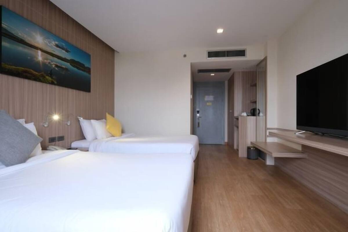 Premium bedding, minibar, desk, blackout curtains