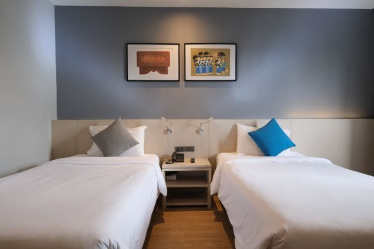 Sengetøy av topp kvalitet, minibar, skrivebord og blendingsgardiner