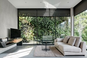 Villa – design | Oppholdsområde | En 42-tommers Flatskjerm-TV med Parabol-TV samt smart-TV og DVD-spiller