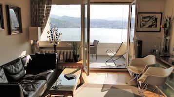 公寓, 1 间卧室, 露台, 山景 | 起居区 | 32-英寸智能电视(配备有线频道)、电视、DVD 播放器